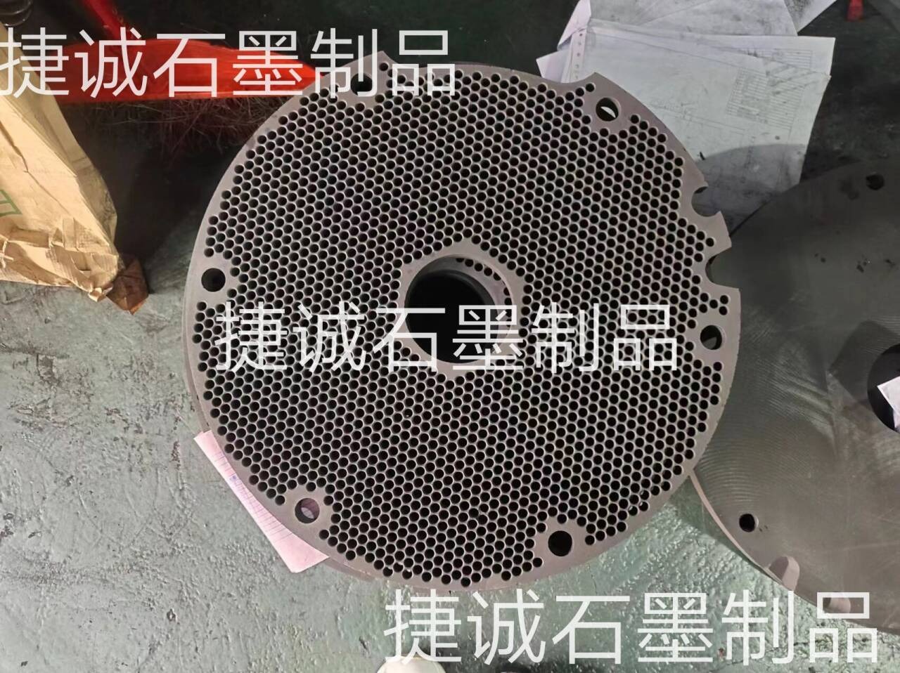 石墨盤，石墨燒結(jié)盤，石墨盤加工，銅管燒結(jié)石墨盤，導(dǎo)熱燒結(jié)石墨盤，鐘罩爐石墨盤，推板爐石墨盤，石墨盤生產(chǎn)廠家